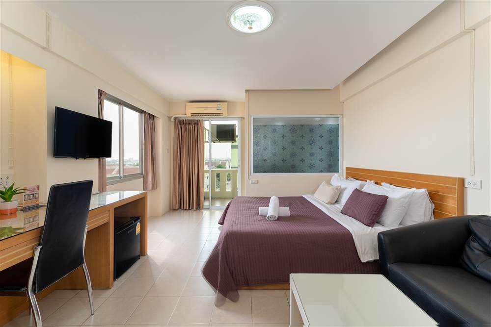 Deluxe Room เตียงคิงไซส์ พร้อมโซฟา กระจกลายสวย