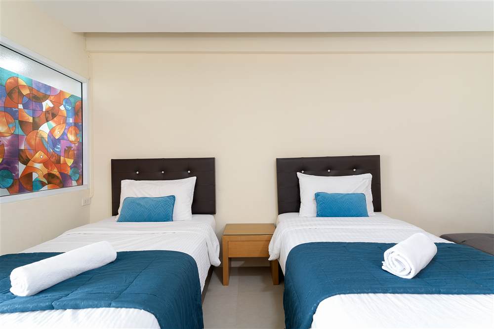 Twin Bed Room เตียงคู่ 2 เตียง ผ้าปูโทนฟ้า